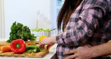 男人切菜时摸孕妇肚子4k